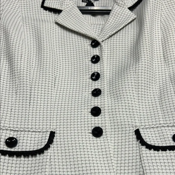 Black Brown 1826 Textured White Blazer with Black Accents - Picture 4 of 7